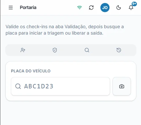 Tela de portaria no celular, com busca da placa do veículo por digitação ou foto